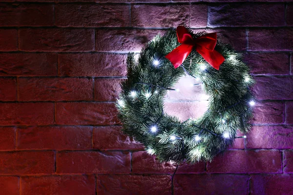 Corona de Navidad en la pared de ladrillo — Foto de Stock