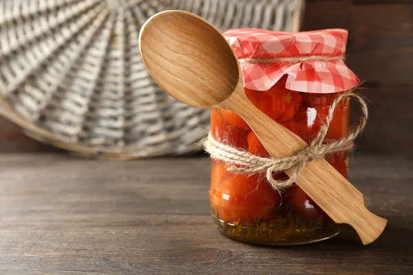 Tarro de tomates enlatados sobre fondo de madera —  Fotos de Stock