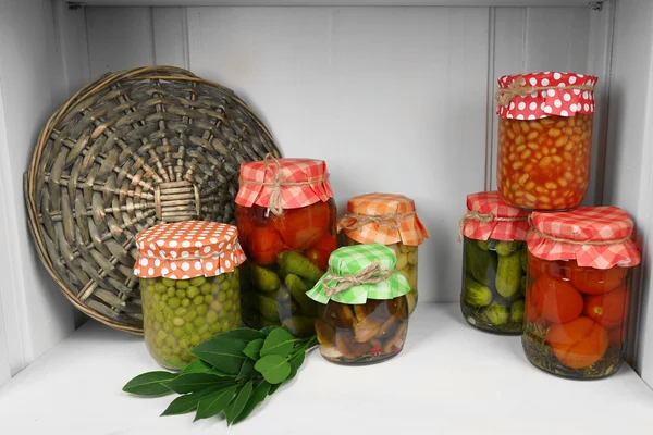 Frascos con verduras en escabeche en el estante —  Fotos de Stock