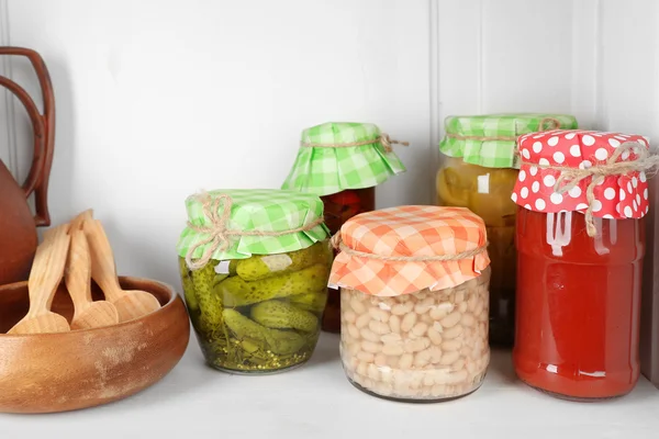 Frascos con verduras en escabeche en el estante — Foto de Stock