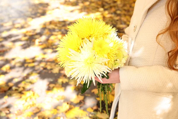 在公园举办菊花花秋束美丽的女人 — 图库照片
