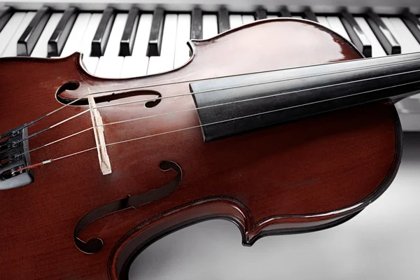 Violino e piano de perto — Fotografia de Stock