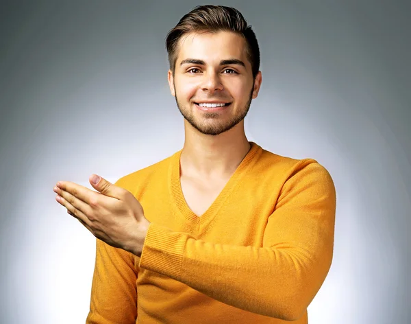 Hombre guapo en gris —  Fotos de Stock