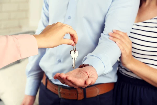 Real estate agent giving keys — Stock Photo, Image