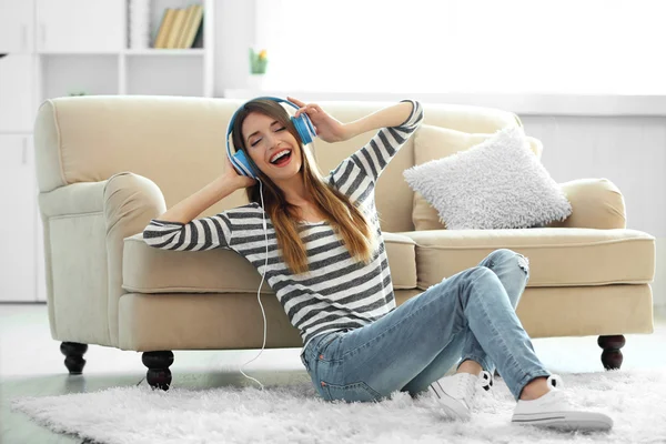 Mulher ouvindo música em fones de ouvido — Fotografia de Stock