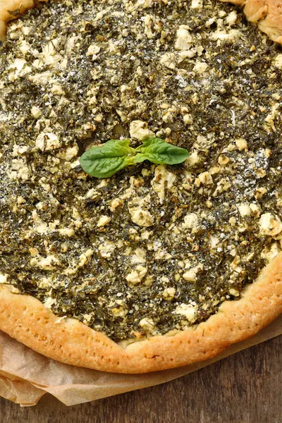 Open pie met spinazie close-up — Stockfoto