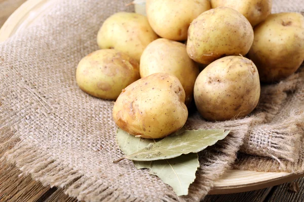 Jonge aardappelen op zak close-up — Stockfoto