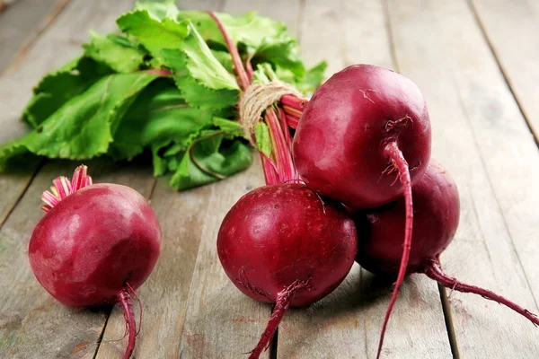 Young beets with leaves on wooden table close up — Stock Photo, Image