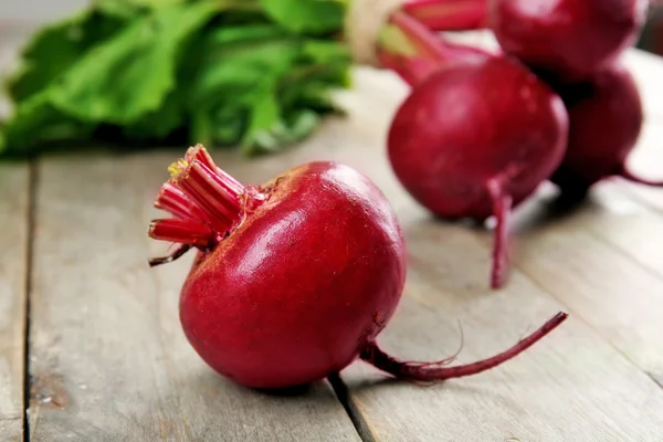 Young beets with leaves on wooden table close up — Stock Photo, Image