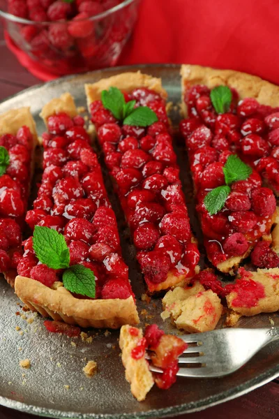 Tarte aux framboises sur plateau, sur fond bois — Photo