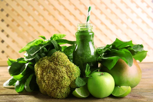 Suco saudável verde com frutas e legumes em fundo de madeira — Fotografia de Stock