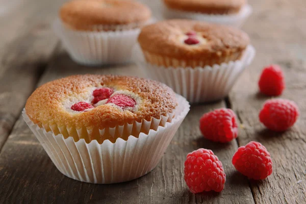 Heerlijke cupcake met bessen op houten tafel close-up — Stockfoto