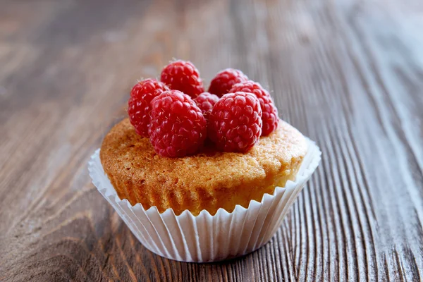 Delicious cupcake with berries on wooden table close up — Stock Photo, Image