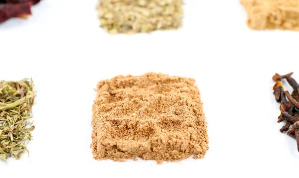 Різні види трав'яного чаю і трав ізольовані на білому — стокове фото
