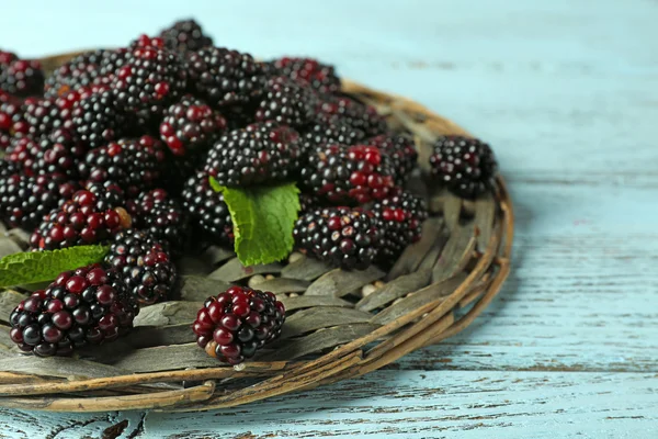 Montón de moras dulces con menta en la mesa de cerca —  Fotos de Stock