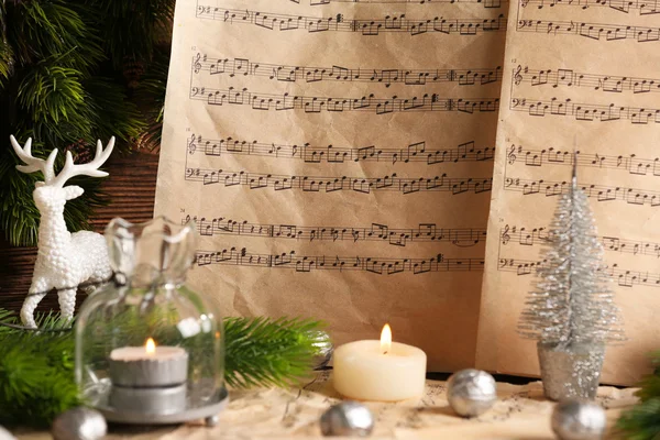 Notas musicales con decoración navideña — Foto de Stock