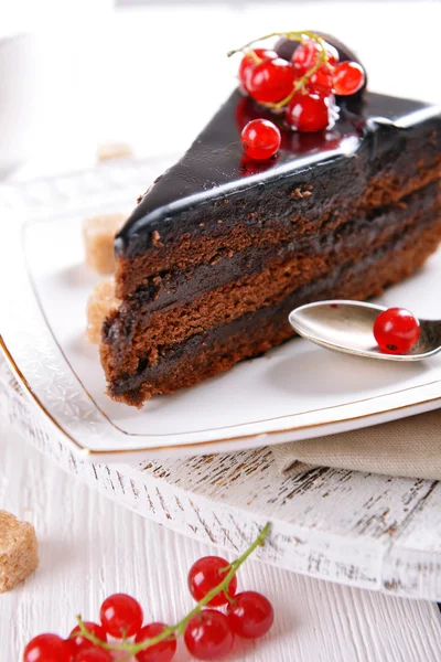 Smakelijke chocolate cake met bessen op tafel close-up — Stockfoto