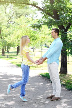 Kocası olan genç hamile bir kadın. 