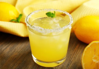 Bardak limon suyu üzerinde ahşap masa, portre