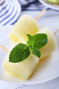 Kavun Buz lolly ahşap masa, closeup üzerinde