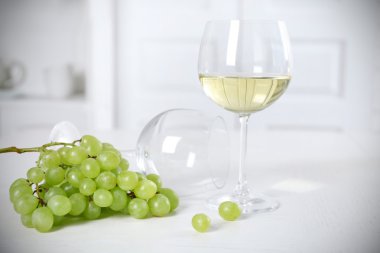 Şarap ve ekmek açık renkli natürmort