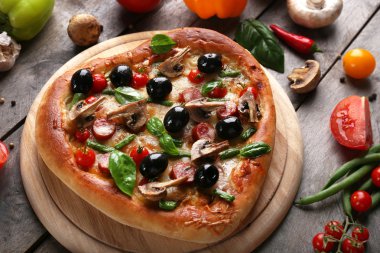 Ahşap arka plan, sebzeli pizza şeklinde lezzetli kalp yakın çekim