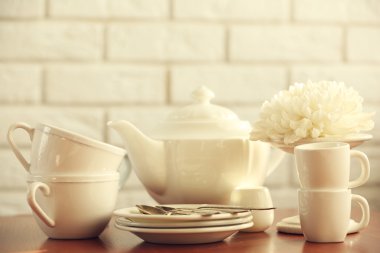 Tuğla duvar zemin üzerine masada temiz yemekler