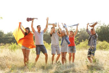 neşeli gülümseyen arkadaşlar 