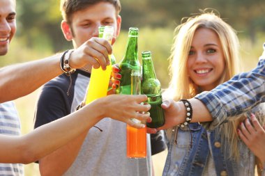 Şişeler ormandaki tungur arkadaşları gülümseyerek üzerinde görünümü yakın çekim