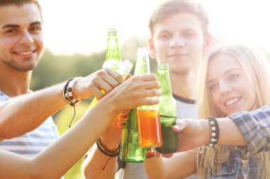 Şişeler ormandaki tungur arkadaşları gülümseyerek üzerinde görünümü yakın çekim