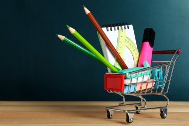 Mini süpermarket arabası kara tahta arka plan üzerinde parlak ileti örneği nesneleri