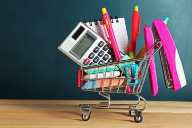 Mini süpermarket arabası kara tahta arka plan üzerinde parlak ileti örneği nesneleri