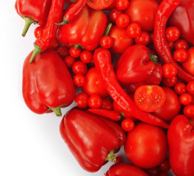 Beyaz izole çeşitli ham organik sebze yakın çekim kompozisyon