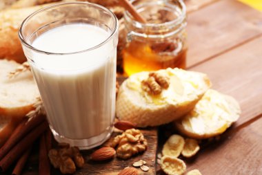 Sağlıklı Kahvaltı ekmek, bal, fındık ile. Ülke kahvaltı konsepti