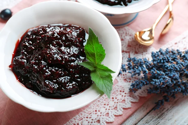 Marmellata di ribes saporita con bacche sul tavolo da vicino — Foto Stock