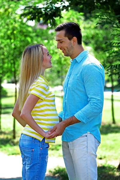 Junge schwangere Frau mit Ehemann — Stockfoto