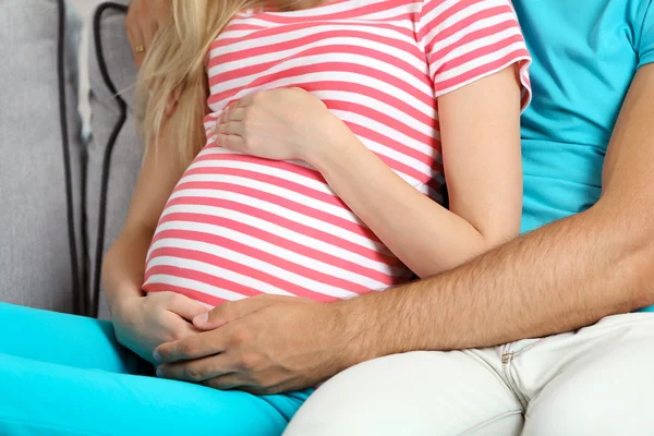 Giovane donna incinta con marito — Foto Stock