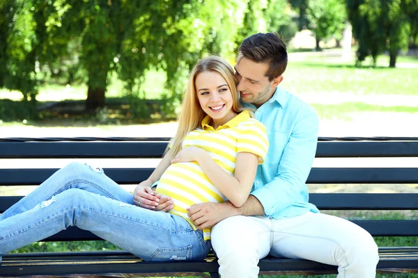 Молода вагітна жінка з чоловіком — стокове фото