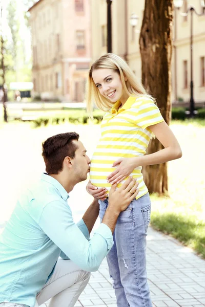 Ung gravid kvinna med make — Stockfoto