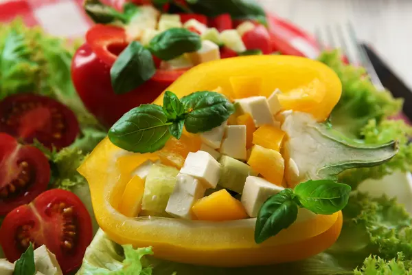 Frischer grüner Salat in Paprika auf dem Tisch aus nächster Nähe — Stockfoto