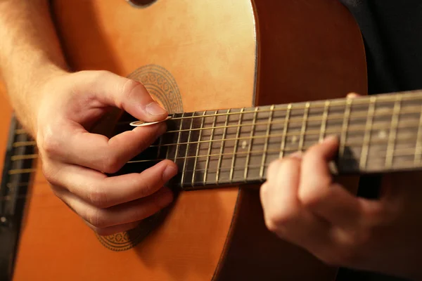 Músico tocando la guitarra acústica — Foto de Stock