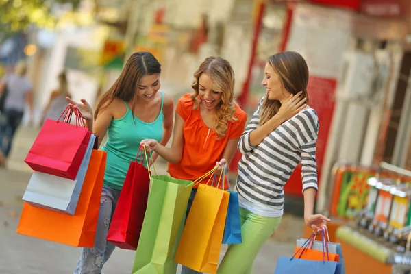 Donne con borse della spesa — Foto Stock