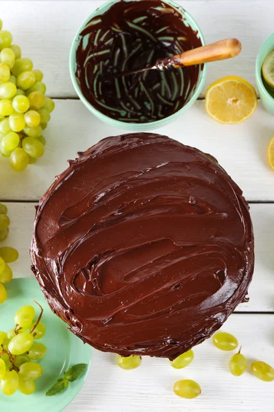 Composição de sobremesa de chocolate doce e frutas no fundo de madeira azul-claro — Fotografia de Stock