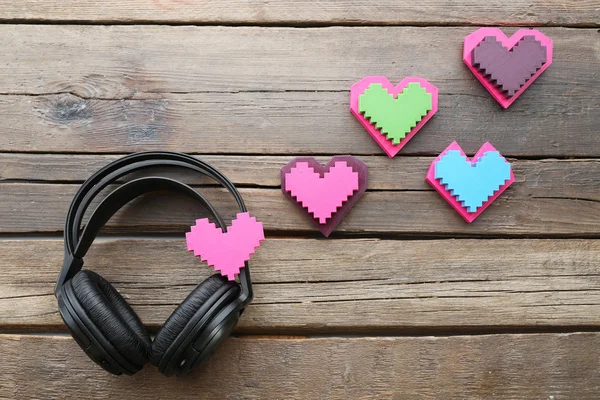 Чорні навушники з сердечками — стокове фото