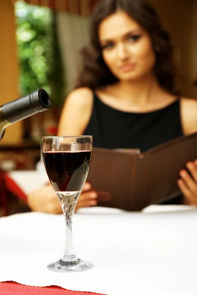 Jovem senhora bonita no restaurante — Fotografia de Stock