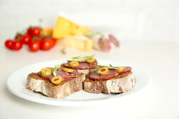 Leckere Sandwiches auf Teller, hautnah — Stockfoto