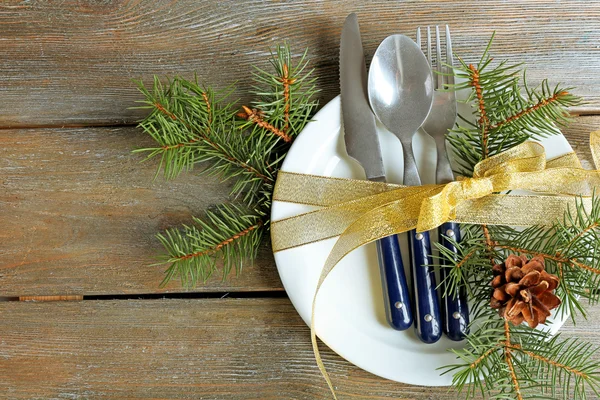 Ajuste de mesa con decoración navideña —  Fotos de Stock