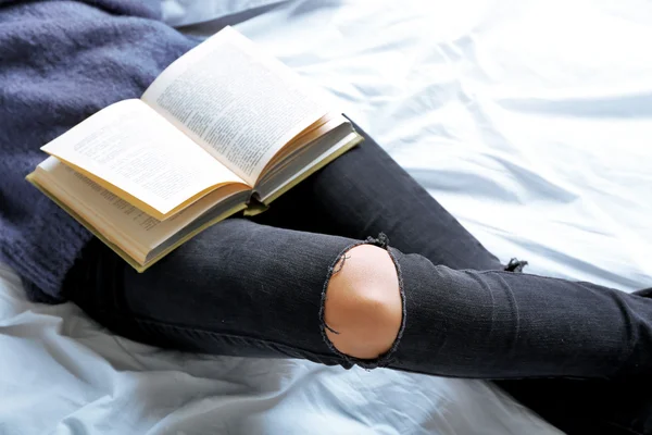 Mulher de jeans na cama — Fotografia de Stock