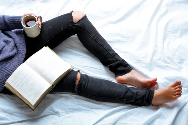 Femme avec vieux livre et tasse — Photo