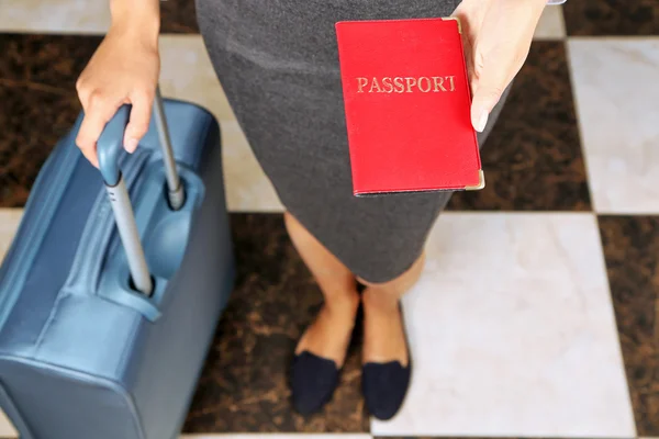 Путешествующая женщина с чемоданом — стоковое фото